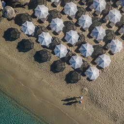 Griekenland-Cycladen-Virtù-Suites-luchtfoto-strand-parasols