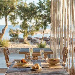 Griekenland-Cycladen-Virtù-Suites-restaurant-tafel