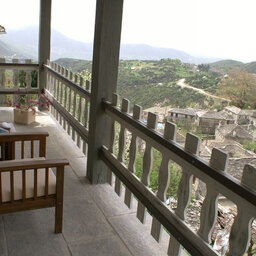 Griekenland-Epirus-Gebergte-Mikro-Papigo-Hotel-balkon