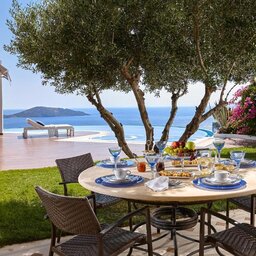 Griekenland-Kreta-Elounda-Gulf-Villas-tafel-met-eten