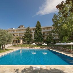 Griekenland-Meteora-Divani-Meteora-Hotel-buiten-zwembad