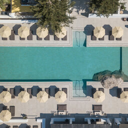 Griekenland-Paros-Hotel-Parilio-zwembad-luchtfoto