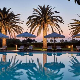 Griekenland-Paros-Yria Island Boutique Hotel & Spa-zwembad-ligbedden