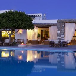 Griekenland-Paros-Yria Island Boutique Hotel & Spa-zwembad-zwembad-met-boom-en-vuurschaal