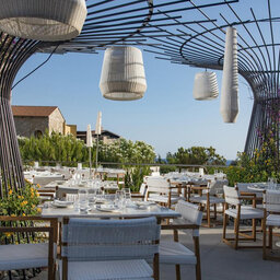 Griekenland-peloponnesos-hotel-Costa Navarino-The Romanos-terras-é