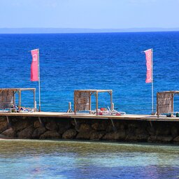 Guadeloupe-La-Créole-Beach-Hotel-cabanas-op-de-pier