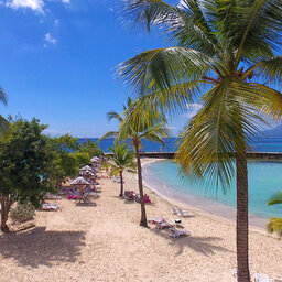 Guadeloupe-La-Créole-Beach-Hotel-ligbedden-strand
