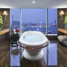 HongKong-Mandarin-Oriental-badkamer-suite-met-uitzicht-op-de-haven