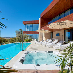 Ibiza-Ibiza-de-luxe-zwembad-jacuzzi
