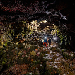 IJsland-Excursie-Bezoek-aan-Lava-Cave-Raufarholshellir-met-gids