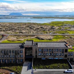 IJsland-Noorden-Fosshotel-Myvatn-hotelgebouw-luchtfoto