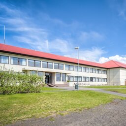 IJsland-Noorden-Hotel-Laugarbakki-hotelgebouw-zomerlandschap