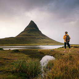 IJsland-noordkust-Excursie-Bezoek-aan-de-Kirkjufell-mountain-hiker