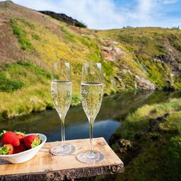 IJsland-Reykjadalur-Frost-and-Fire-Hotel-sfeerfoto-champagne
