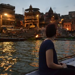 India-Varanasi-dame op boot