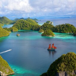 Indonesia-Tailor-made-holidays-Misool-Eco-Resort_Islands-Aerial-1200x800