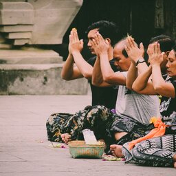 Indonesië-Bali-biddende mensen
