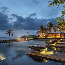 Indonesië-Bali-Soori-Hotel-Zwembad-avond