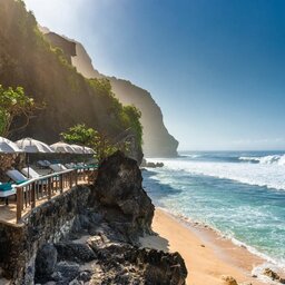 Indonesië-Bali-Uluwatu-The-Bulgari-Resort-Bali-ligbedden-aan-de-zee