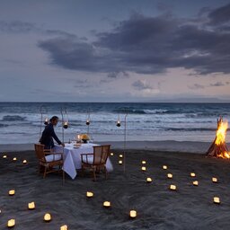 Indonesie-Candidasa-Amankila-private-beach-dinner