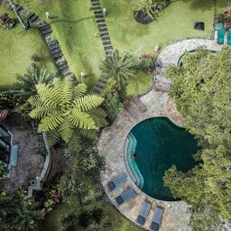 Indonesië-Java-Ijen-Resort-en-Villas-zwembad-luchtfoto