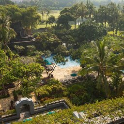 Indonesië-Java-Yogyakarta-Hyatt-Regency-tuin-met-zwembad