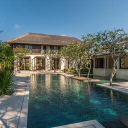 Indonesië-Jimbaran-Four-Seasons-Resort-main-pool2