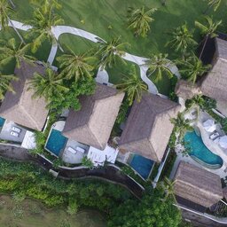 Indonesië-Lombok-Gili-Trawang-Pondok-Santi-Estate-pool-villas-luchtfoto