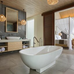 Indonesie-Lombok-The-Kayana-Resort-badkamer