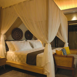 Indonesie-Lombok-The-Kayana-Resort-bed