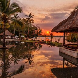 Indonesie-Lombok-The-Oberoi-avond-zwembad