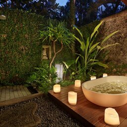 Indonesië-Lovina-The-Damai-Lovina-outdoor-bath