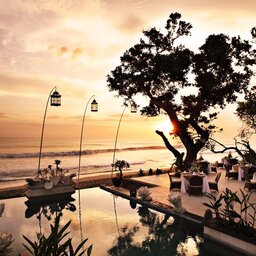 Indonesië-Seminyak-The-Seminyak-Beach-Resort-and-Spa-beach-restaurant-by-night