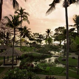 Indonesië-Seminyak-The-Seminyak-Beach-Resort-and-Spa-tuin
