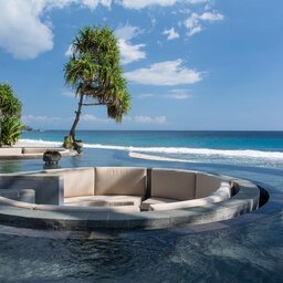 Indonesie-Senggigi-Katamaran-Resort-zithoek-zwembad