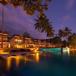 Indonesie-Senggigi-Katamaran-Resort-zwembad-avond