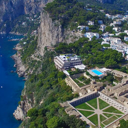 Italie-Capri-Hotel-Luna-drone-foto-met-zee