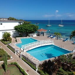 Jamaica-Ocho Rios-Hibiscus Lodge-zwembad