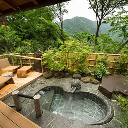 Japan-Hakone-Hotels-Gora-Kadan-bad-buiten