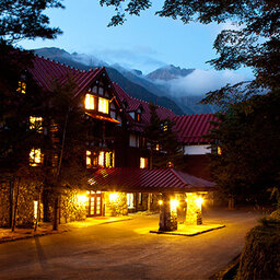 Japan-Kamikochi-Hotels-Imperial-Hotel-Kamikochi-avond