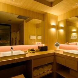 Japan-Kanazawa-Hotels-Tokyu-Hotel-Kanazawa-badkamer-suite