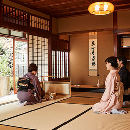 Japan-Kyoto-Excursies-Theeceremonie-met-een-maiko-enkel-voor-redactioneel-gebruik