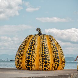 Japan-Naoshima-Island-Art-Algemeen-gele-pompoen-met-zwarte-stippen