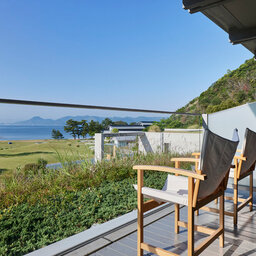 Japan-Naoshima-Island-Art-Hotels-Benesse-House-Park-twin-room-balkon
