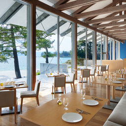 Japan-Naoshima-Island-Art-Hotels-Benesse-House-restaurant
