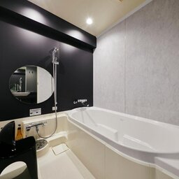 Japan-Osaka-Hotels-Cross-Hotel-badkamer