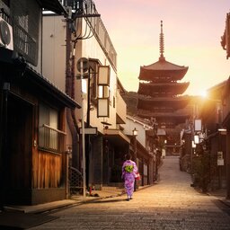 Japan-Tsumago-Hoogtepunt-geisha op straat