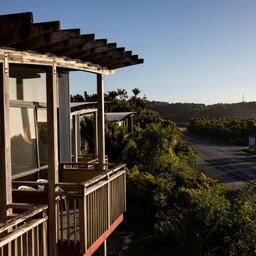 kamer Nieuw-Zeeland-westcoast-hotel-Scenic Hotel Punakaiki-gebouw terras