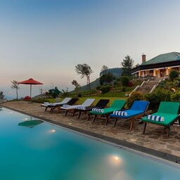 Kandy-Madukelle-Tea-and-eco-lodge-groot-zwembd