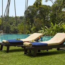 Kandy-The-Kandy-House-zwembad-ligbedjes